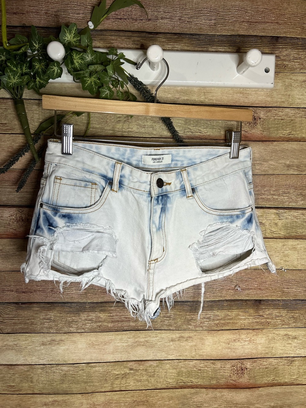 Forever 21 Light Washed Distressed Low Rise Denim Shorts Women’s Size 27